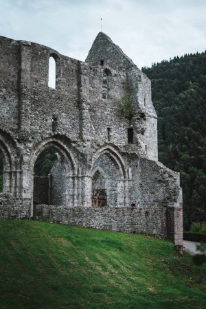 Foto de Aulps Abbey es un antiguo monasterio cisterciense, Alpes franceses - Imagen libre de derechos