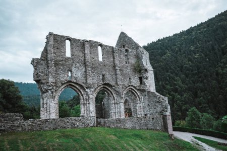 Téléchargez les photos : L'abbaye d'Aulps est un ancien monastère cistercien des Alpes françaises. - en image libre de droit