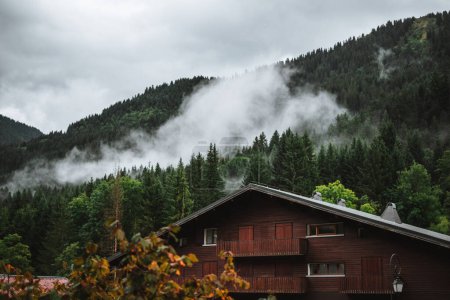 Foto de Wooden hut in the alps with mountains in the background Panorama - Imagen libre de derechos