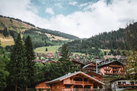 Téléchargez les photos : Cabane en bois dans les Alpes avec montagnes en arrière-plan Panorama - en image libre de droit