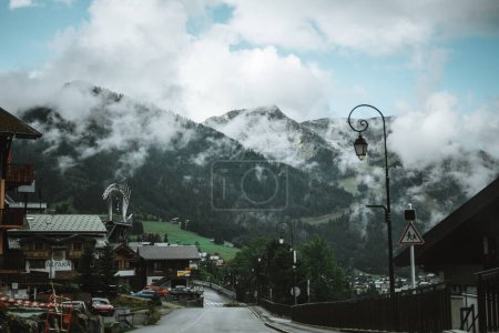 Foto de Cabaña de madera en los Alpes con montañas al fondo Panorama - Imagen libre de derechos