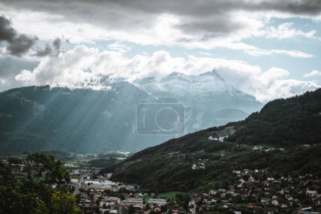 Foto de Majestic mountains in the Alps covered with trees and clouds - Imagen libre de derechos