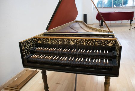 Foto de Clavecín de estilo barroco, viejo piano clásico renacentista con teclas de madera negra - Imagen libre de derechos