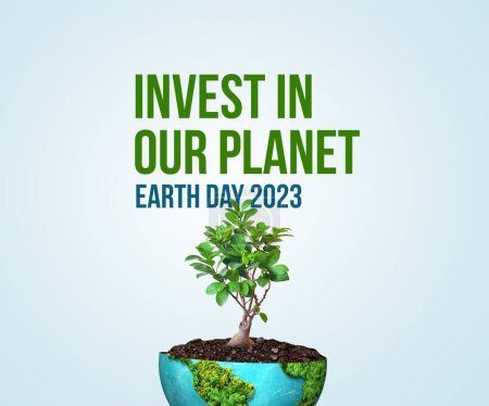 Foto de Invierte en nuestro planeta. Día de la Tierra 2023 3d concepto de fondo. Concepto de ecología. Diseño con dibujo de mapa de globo 3d y hojas aisladas sobre fondo blanco. - Imagen libre de derechos