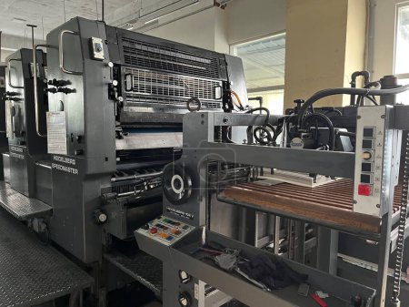 Foto de Dhaka, Bangladesh - 3 de marzo de 2023. Interior de la fábrica de impresión con máquina de impresión offset moderna y otra máquina de litografía de impresión offset de color machine.five trabajo - Imagen libre de derechos