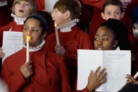Foto de Bristol Cathedral Choir actuará en el centro comercial Cabot Circus el 7 de noviembre de 2014 en Bristol, Reino Unido. El coro interpretó villancicos tradicionales para los visitantes. - Imagen libre de derechos