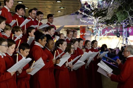 Téléchargez les photos : Bristol Cathedral Choir se produit dans le centre commercial Cabot Circus le 7 novembre 2014 à Bristol, Royaume-Uni. La chorale a chanté des chants de Noël traditionnels pour les visiteurs. - en image libre de droit