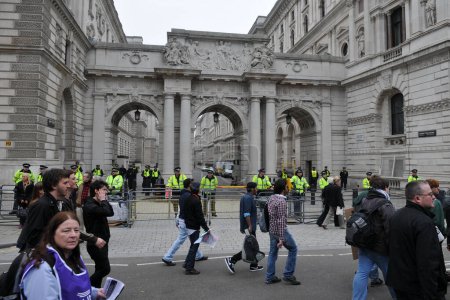 Téléchargez les photos : LONDRES - 26 MARS : Un groupe de manifestants défilent dans les rues de la capitale britannique lors d'un grand rassemblement anti-coupures organisé par le TUC le 26 mars 2011 à Londres, au Royaume-Uni. - en image libre de droit