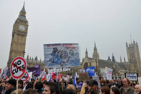 Téléchargez les photos : LONDRES - 26 MARS : Un groupe de manifestants défilent dans les rues de la capitale britannique lors d'un grand rassemblement anti-coupures organisé par le TUC le 26 mars 2011 à Londres, au Royaume-Uni. - en image libre de droit