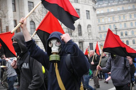 Téléchargez les photos : LONDRES - 26 MARS : Un groupe dissident de manifestants anarchistes défilent dans les rues de la capitale britannique lors d'un grand rassemblement anti-coupures le 26 mars 2011 à Londres, au Royaume-Uni. - en image libre de droit