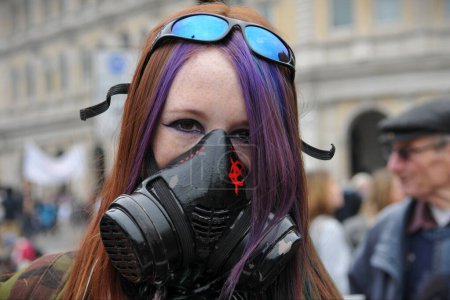 Téléchargez les photos : LONDRES - 26 MARS : Un manifestant masqué non identifié participe à un grand rassemblement anti-coupes le 26 mars 2011 à Londres, au Royaume-Uni. L'événement a attiré environ 250 000 manifestants dans la capitale britannique. - en image libre de droit