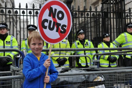 Téléchargez les photos : LONDRES - 26 MARS : Manifestation non identifiée d'enfants devant Downing Street lors d'un grand rassemblement anti-coupures organisé par le TUC le 26 mars 2011 à Londres, Royaume-Uni. - en image libre de droit