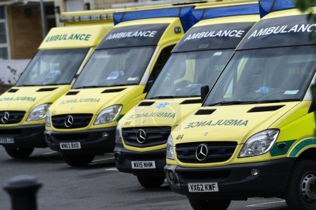 Téléchargez les photos : Des ambulances sont stationnées dans un hôpital alors que les médecins juniors du NHS font grève pendant 24 heures le 10 février 2015 à Bath, au Royaume-Uni. La grève s'opposait aux projets du gouvernement d'introduire de nouveaux contrats. - en image libre de droit