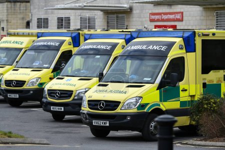 Téléchargez les photos : Des ambulances sont stationnées dans un hôpital alors que les médecins juniors du NHS font grève pendant 24 heures le 10 février 2015 à Bath, au Royaume-Uni. La grève s'opposait aux projets du gouvernement d'introduire de nouveaux contrats. - en image libre de droit