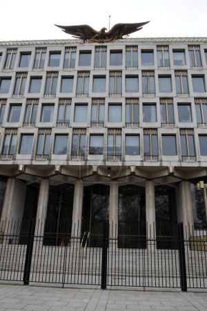 Téléchargez les photos : The exterior of the Embassy of the United States of American is seen on March 26, 2011 in London, UK. The central London building is home to America's diplomatic core in the British capital. - en image libre de droit
