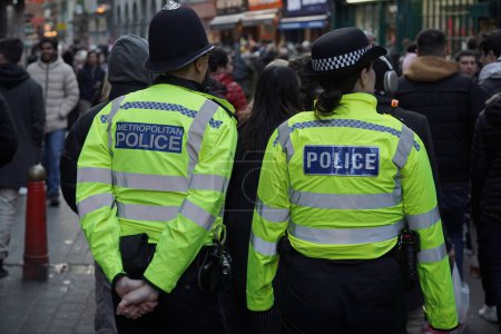 Téléchargez les photos : Police patrol a city centre street on January 22, 2023 in London, UK. Unarmed police officers walking the beat is commonly seen in the British capital. - en image libre de droit