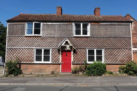 Foto de Vista exterior de una casa antigua en una calle en una ciudad inglesa - Imagen libre de derechos