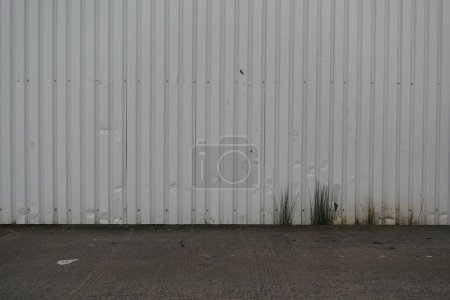 Téléchargez les photos : Vue d'un mur en métal ondulé d'un bâtiment industriel - en image libre de droit