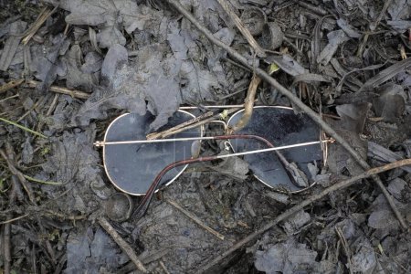 Téléchargez les photos : A closeup shot of broken glasses - en image libre de droit
