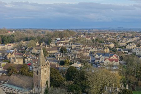 Téléchargez les photos : Scenic view of a beautiful English town seen from a high vantage point - namely landmark town of Bradford on Avon in Wiltshire England - en image libre de droit