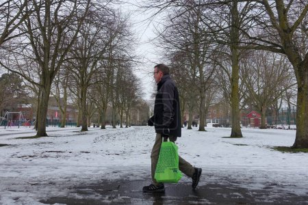 Foto de Hombre caminando en el parque - Imagen libre de derechos