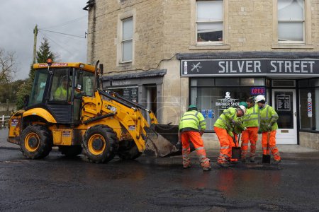 Téléchargez les photos : Bradford sur Avon, Royaume-Uni - 12 mars 2018 : Des travailleurs de la route réparent la chaussée dans les travaux routiers du centre-ville
. - en image libre de droit
