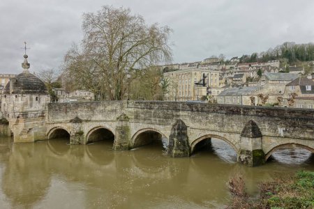 Téléchargez les photos : Vue du vieux pont vétuste sur la rivière boueuse - en image libre de droit