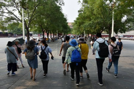 Foto de Beijing, China - 27 de junio de 2019: multitudes de turistas visitan la histórica Ciudad Prohibida en la capital china. - Imagen libre de derechos