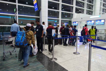 Téléchargez les photos : Passagers à l'aéroport - en image libre de droit