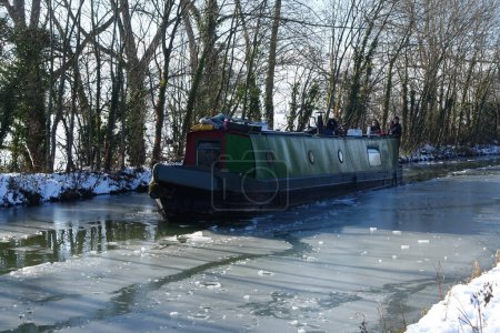 Téléchargez les photos : Une péniche parcourt le canal Kennet et Avon par une froide journée d'hiver le 2 février 2019 à Bath, au Royaume-Uni. La voie navigable est célèbre pour ses vues panoramiques. - en image libre de droit