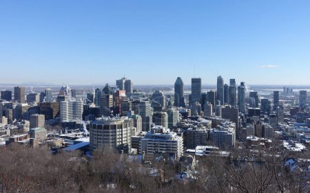 Téléchargez les photos : Le paysage urbain de Montréal est vu contre un ciel bleu clair d'hiver depuis le point de vue élevé du Mont-Royal le 17 janvier 2019 à Montréal, Canada. - en image libre de droit