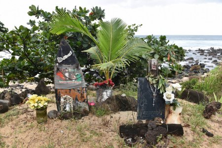 Foto de Los santuarios dedicados a un surfista fallecido se ven en Three Tables Beach el 26 de noviembre de 2016 en Hawaii, EE.UU.. - Imagen libre de derechos