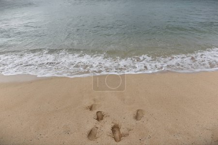 Téléchargez les photos : Empreintes de pas sur la plage - en image libre de droit