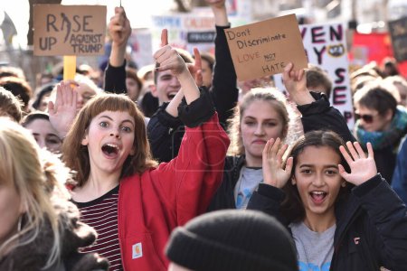 Foto de Los manifestantes sostienen pancartas mientras se unen contra Donald Trump y su próxima visita de estado a Gran Bretaña el 4 de febrero de 2017 en Bristol, Reino Unido. Se invita al Presidente de los Estados Unidos a visitar el Reino Unido. - Imagen libre de derechos
