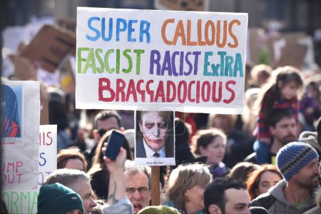 Téléchargez les photos : Des manifestants brandissent des pancartes alors qu'ils se rallient contre Donald Trump et sa prochaine visite d'État en Grande-Bretagne le 4 février 2017 à Bristol, au Royaume-Uni. Le président américain est invité à visiter le Royaume-Uni. - en image libre de droit