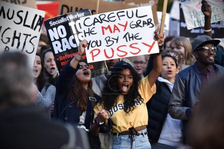 Foto de Los manifestantes sostienen pancartas mientras se unen contra Donald Trump y su próxima visita de estado a Gran Bretaña el 4 de febrero de 2017 en Bristol, Reino Unido. Se invita al Presidente de los Estados Unidos a visitar el Reino Unido. - Imagen libre de derechos