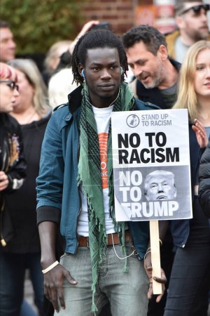 Téléchargez les photos : Des manifestants brandissent des pancartes alors qu'ils se rallient contre Donald Trump et sa prochaine visite d'État en Grande-Bretagne le 4 février 2017 à Bristol, au Royaume-Uni. Le président américain est invité à visiter le Royaume-Uni. - en image libre de droit