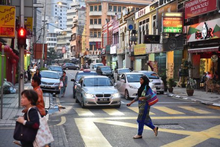 Téléchargez les photos : Les voitures roulent le long d'une rue du centre-ville alors que les piétons traversent le 19 juin 2015 à Kuala Lumpur, en Malaisie. - en image libre de droit