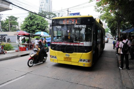 Téléchargez les photos : La circulation se déplace lentement le long d'une route du centre-ville le 10 août 2011 à Bangkok, en Thaïlande. La capitale thaïlandaise est tristement célèbre pour ses embouteillages et la pollution atmosphérique. - en image libre de droit