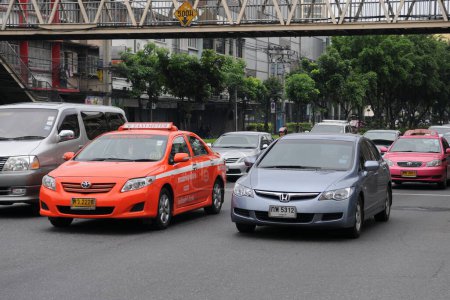 Téléchargez les photos : La circulation se déplace lentement le long d'une route du centre-ville le 10 août 2011 à Bangkok, en Thaïlande. La capitale thaïlandaise est tristement célèbre pour ses embouteillages et la pollution atmosphérique. - en image libre de droit
