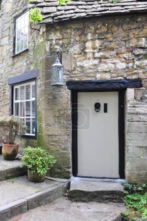Foto de Vista exterior de una casa de piedra tradicional en la calle en una ciudad inglesa - Imagen libre de derechos