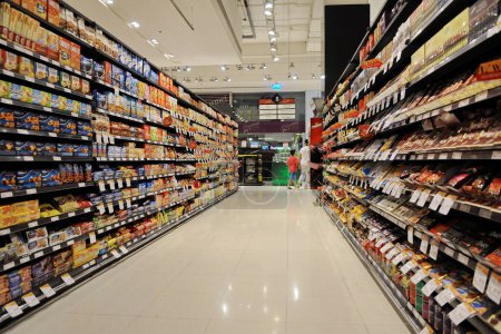 Foto de Un pasillo de refrescos se ve en un supermercado de almacenamiento en frío el 19 de junio de 2015 en Kuala Lumpur, Malasia. La cadena de supermercados de Singapur y Malasia opera 67 tiendas en los dos países. - Imagen libre de derechos