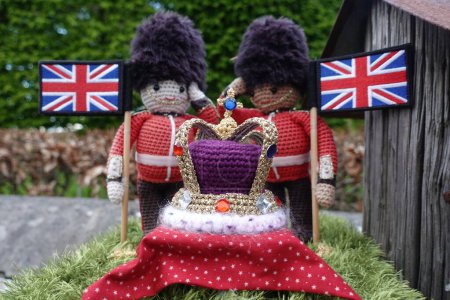 Téléchargez les photos : Crochet de couronnement royal est vu sur une boîte aux lettres sur une rue le 1 mai 2023 à Londres, Royaume-Uni. Grande-Bretagne voit un engouement au crochet de couronnement avant le couronnement cérémonial du roi Charles III sur Mai 6. - en image libre de droit