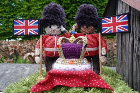 Téléchargez les photos : Crochet de couronnement royal est vu sur une boîte aux lettres sur une rue le 1 mai 2023 à Londres, Royaume-Uni. Grande-Bretagne voit un engouement au crochet de couronnement avant le couronnement cérémonial du roi Charles III sur Mai 6. - en image libre de droit