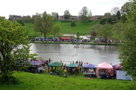 Téléchargez les photos : The spring fayre in a town park on May 7, 2023 in Warminster, Royaume-Uni. La ville historique du Wiltshire est célèbre pour sa culture locale et ses festivités. - en image libre de droit