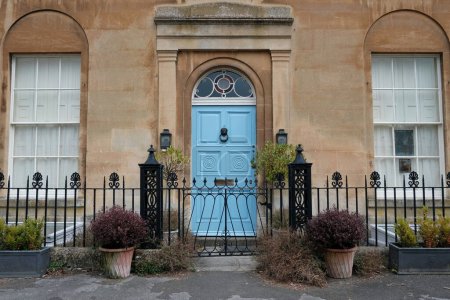 Foto de Exterior, puerta de entrada y jardín de una casa en la calle en una ciudad inglesa - Imagen libre de derechos