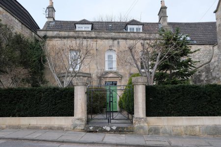 Téléchargez les photos : Extérieur, passerelle et jardin d'une maison dans la rue dans une ville anglaise - en image libre de droit
