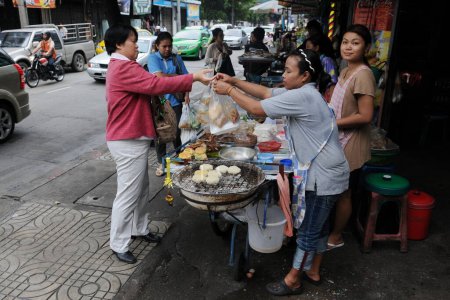 Téléchargez les photos : Les gens regardent sur Street Market le 19 juin 2015 à Kuala Lumpur, Malaisie. Le marché de rue est un repère populaire et une destination shopping dans la capitale malaisienne. - en image libre de droit
