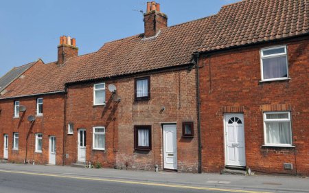 Téléchargez les photos : Vue extérieure d'une maison traditionnelle en pierre sur la rue dans une ville anglaise - en image libre de droit