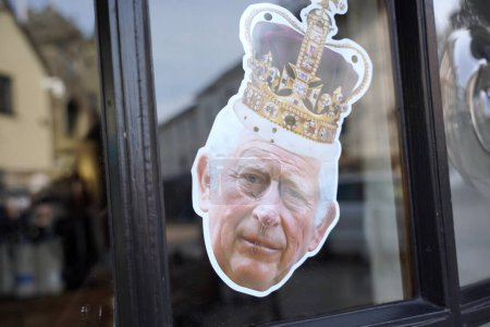 Foto de Una cabeza cortada del rey Carlos III se ve en una ventana el 3 de mayo de 2023 en Shaftsbury, Reino Unido. El rey es jefe de estado en 30 países, incluyendo Australia, Bermudas Canadá, Inglaterra, Jamaica y Tuvalu. - Imagen libre de derechos